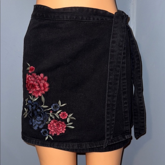 Sadie & Sage Dresses & Skirts - Sadie & Sage Embroidered Denim Wrap Skirt - Size Medium